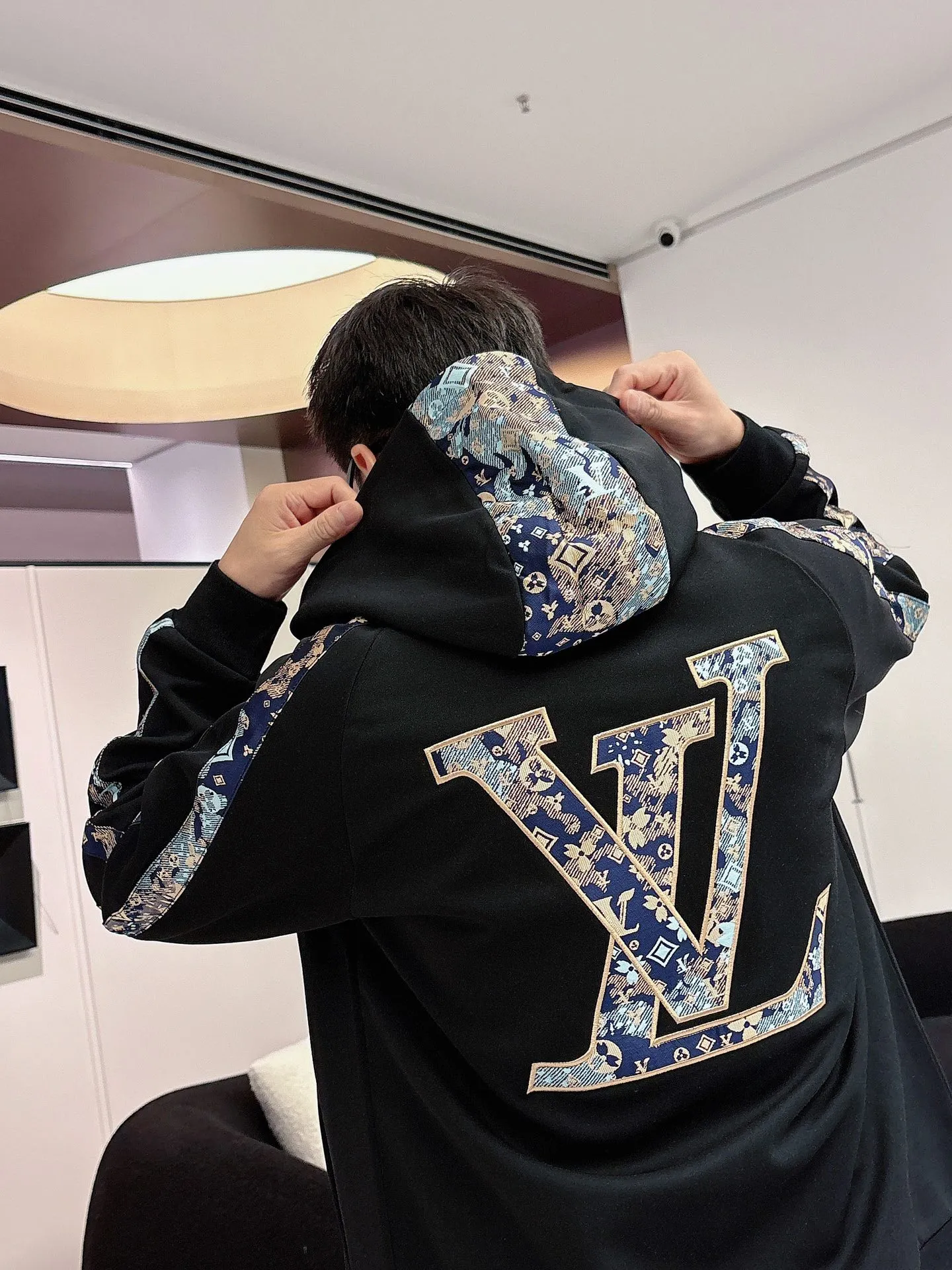 🅿️720 [LV Louis Vuitton] hot-selling suit is coming. Focus on the original version of the official website. 2025 new hot-selling cardigan and sweatshirt suit. The original order is the best. 🇭🇰The meticulous work of top designers. It has a fitting and perfect upper body effect. All-natural high-quality Tencel Roman cotton 100%, close-fitting comfort, noble and elegant! Original hardware embodies elegance and nobility! Counter size: M-3XL (maximum wear up to 190 pounds)
